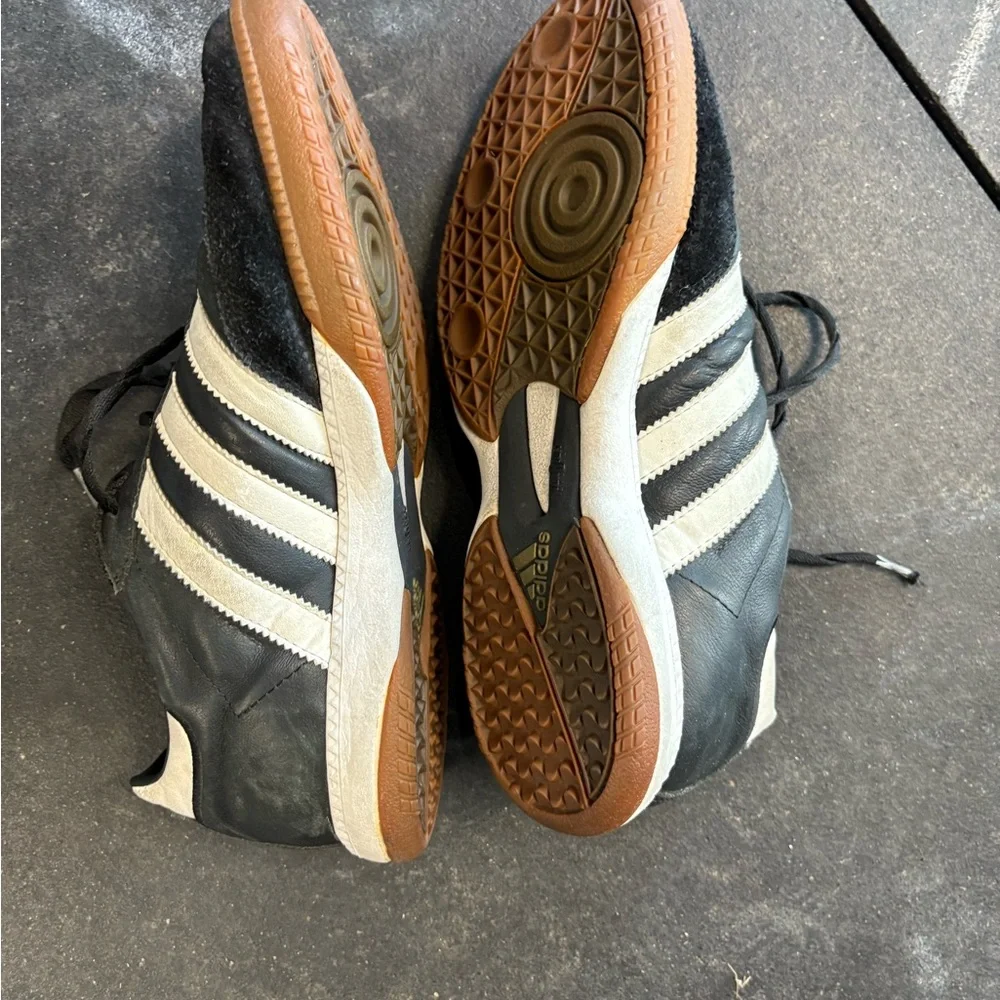 Preowned men’s Adidas Samba indoor soccer shoe. Size 10. - Picture 2 of 5